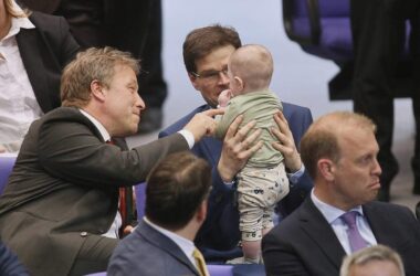 Babys im Bundestag: Klöckner will Abgeordneten mit Kind helfen