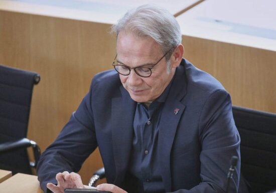 Thüringer Innenminister hält Verdacht gegen AfD aufrecht