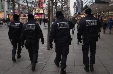 Banaszak will mehr Polizei auf Straßen und an Bahnhöfen