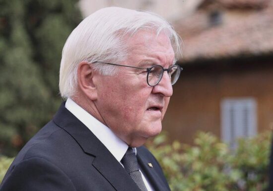 Steinmeier fordert aktiven Einsatz gegen Extremismus in Schulen