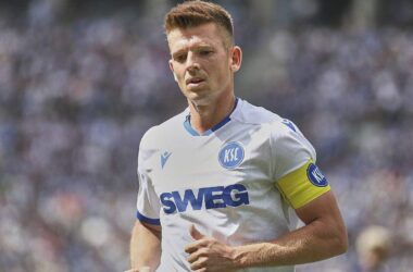2. Bundesliga: KSC schlägt Fürth - Schalke erreicht Tabellenspitze