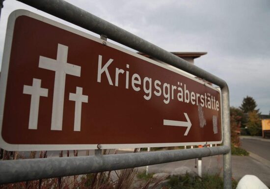 Präsident des Volksbundes sieht Kriegsgräberstätten verfallen
