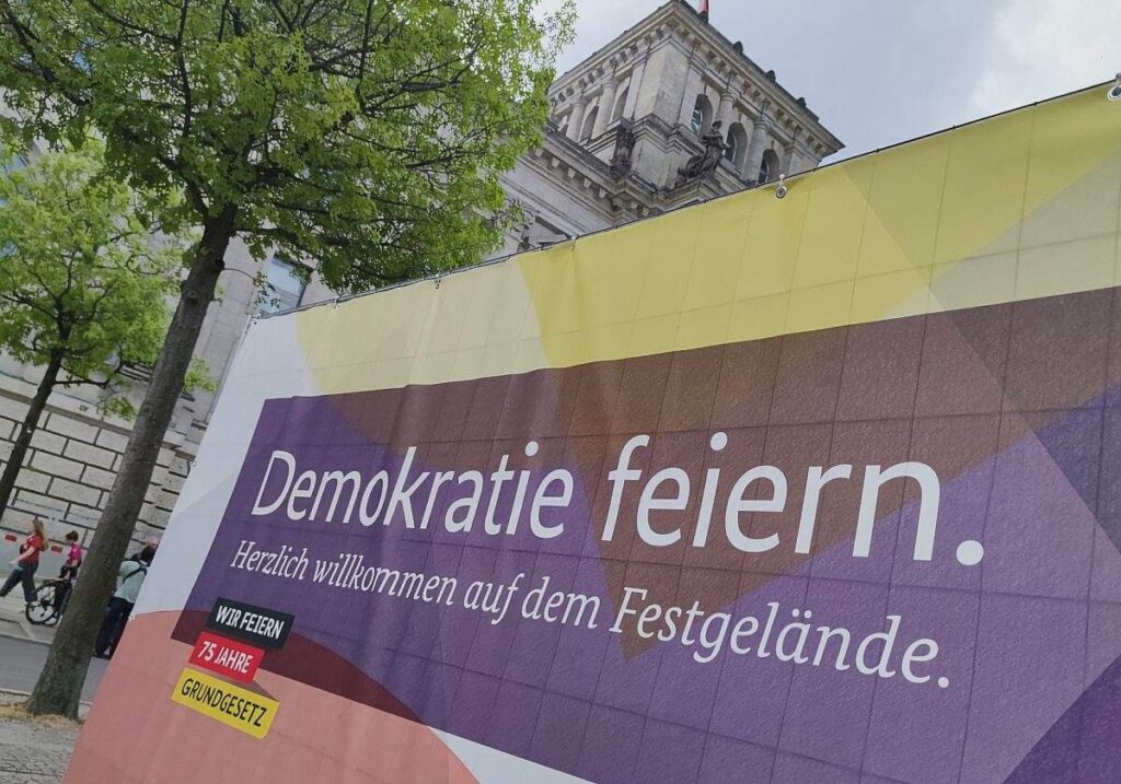 Umfrage: Vertrauen in Demokratie bröckelt