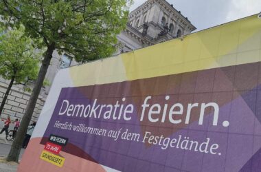 Umfrage: Vertrauen in Demokratie bröckelt