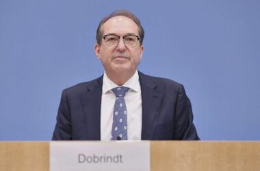 Dobrindt kündigt Offensive gegen hybride Angriffe an