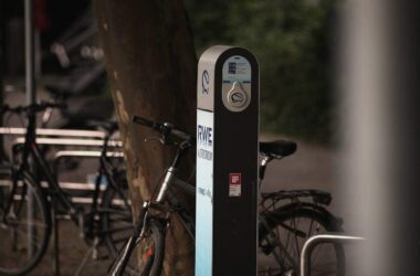 ADAC und Verbraucherzentralen kritisieren E-Ladesäulen-Plan