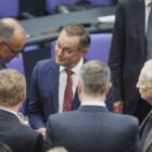 Infratest: Union in der Sonntagsfrage wieder knapp vor AfD