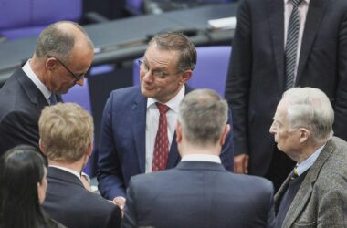 Infratest: Union in der Sonntagsfrage wieder knapp vor AfD