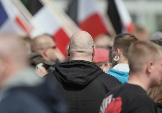 Behörden fahnden nach 535 Rechtsextremisten