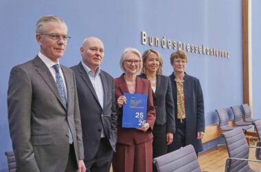 Wirtschaftsweise heben Konjunkturprognose für 2025 leicht an