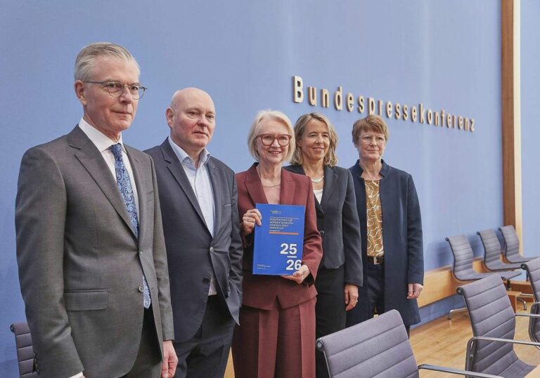 Wirtschaftsweise heben Konjunkturprognose für 2025 leicht an