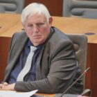 Laumann setzt weiter auf Rauchverbot in Autos