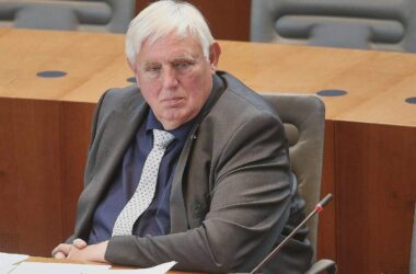 Laumann setzt weiter auf Rauchverbot in Autos