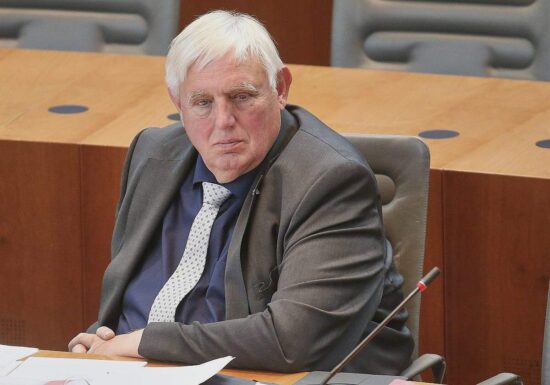 Laumann setzt weiter auf Rauchverbot in Autos