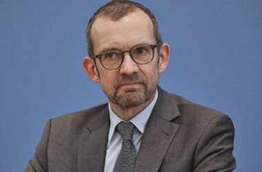 Verteidigungsausschuss-Chef warnt vor AfD-Spionage für Russland