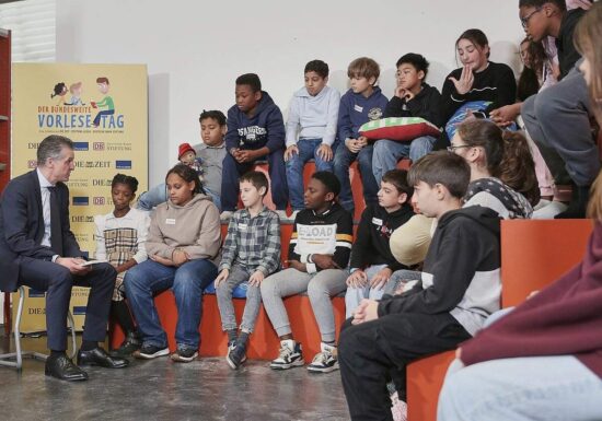 Merz sagt Vorlesen wegen Ukraine kurzfristig ab - Frei übernimmt