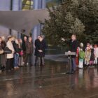 Merz nimmt Weihnachtsbaum aus dem Sauerland für Kanzleramt entgegen