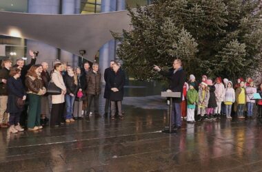 Merz nimmt Weihnachtsbaum aus dem Sauerland für Kanzleramt entgegen