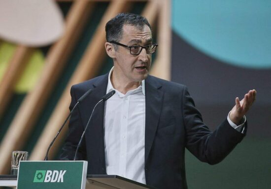 Özdemir wirbt für Dialog mit Autobranche