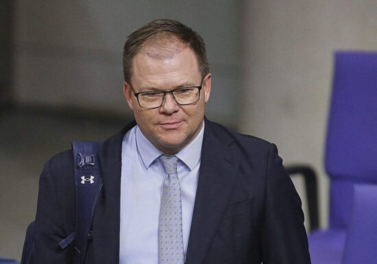 Schneider will Klimaschutz "ohne erhobenen Zeigefinger"