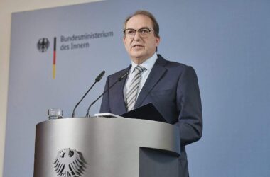Dobrindt schließt Verbot weiterer Islamisten-Vereine nicht aus