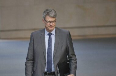 Schnieder sagt Millionenförderung für strombasierte Kraftstoffe zu