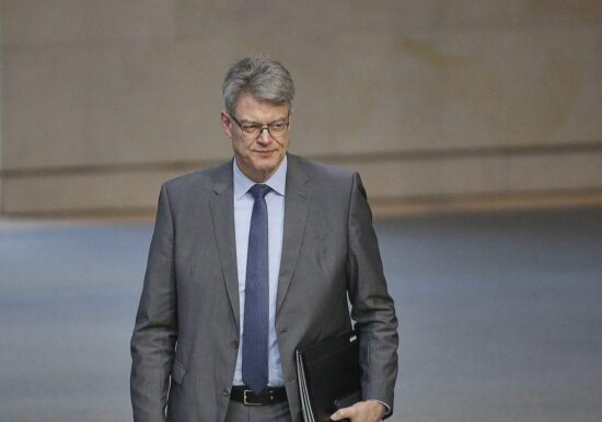 Schnieder sagt Millionenförderung für strombasierte Kraftstoffe zu