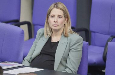 Hubertz will nicht mit Baby im Bundestag reden