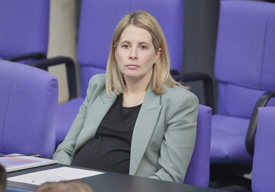 Hubertz will nicht mit Baby im Bundestag reden