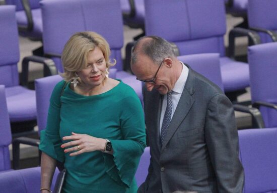 Klöckner verteidigt Merz in Stadtbild-Debatte