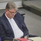 Anhaltende Kritik an Weimer wegen Gipfel und Interessenkonflikten