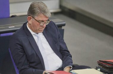 Anhaltende Kritik an Weimer wegen Gipfel und Interessenkonflikten