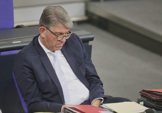 Anhaltende Kritik an Weimer wegen Gipfel und Interessenkonflikten