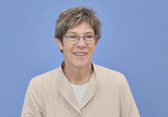 Kramp-Karrenbauer hält an Kandidatur für Adenauer-Stiftung fest