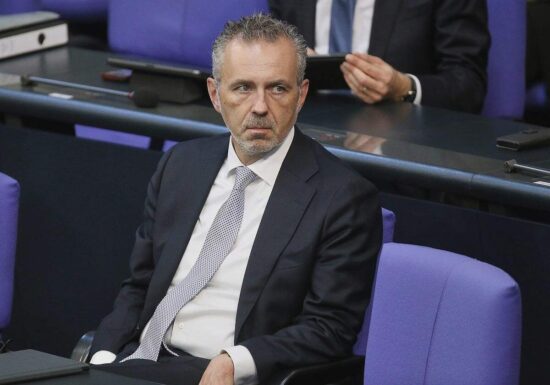 Regierung drängt Industrie zu Investitionen in KI in Deutschland