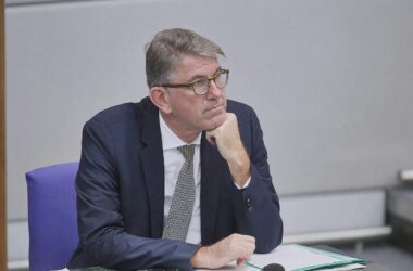 Linke und Grüne fordern Aufklärung von Weimer