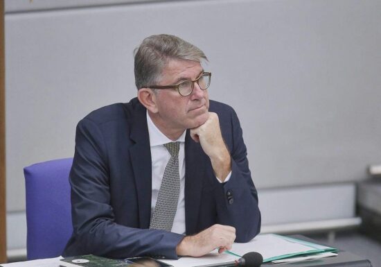 Linke und Grüne fordern Aufklärung von Weimer