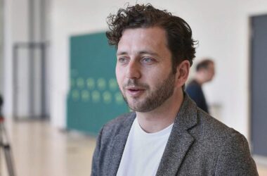 Banaszak fordert Digitalsteuer für KI-Konzerne