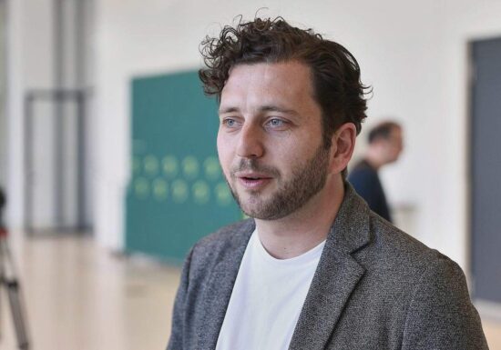 Banaszak fordert Digitalsteuer für KI-Konzerne