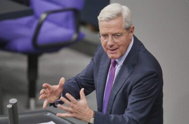 Röttgen: Europa muss Ukraine ohne US-Unterstützung helfen