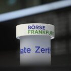 Dax hält sich im Plus - Anleger setzen auf künftige Erholung