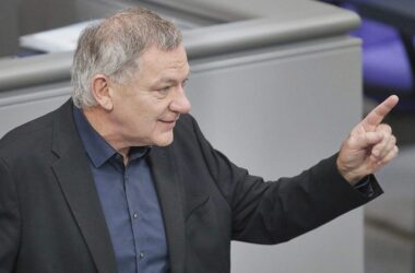 Linken-Chef van Aken hält Predigt in Hamburger Kirche