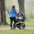 Umfrage: Frauen mit kleinen Kindern fühlen sich ökonomisch abhängig