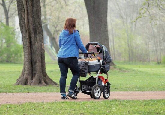 Umfrage: Frauen mit kleinen Kindern fühlen sich ökonomisch abhängig