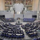 Knigge-Chef mahnt besseres Benehmen im Bundestag an