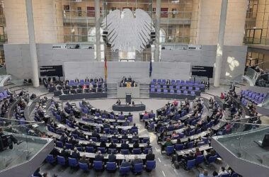 Knigge-Chef mahnt besseres Benehmen im Bundestag an