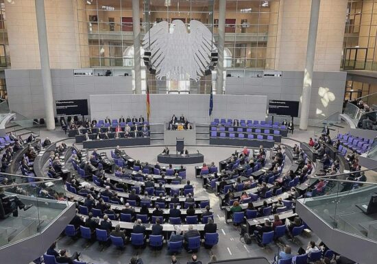Knigge-Chef mahnt besseres Benehmen im Bundestag an