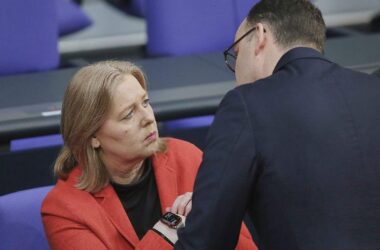 Krisenbewältigung: Spahn mahnt zu mehr Einheit im neuen Jahr