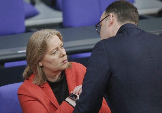 Krisenbewältigung: Spahn mahnt zu mehr Einheit im neuen Jahr