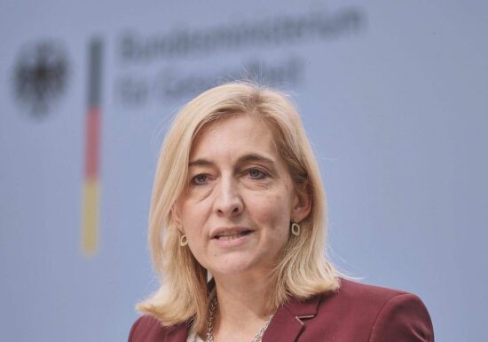 Warken will stärker für Frauengesundheit sensibilisieren